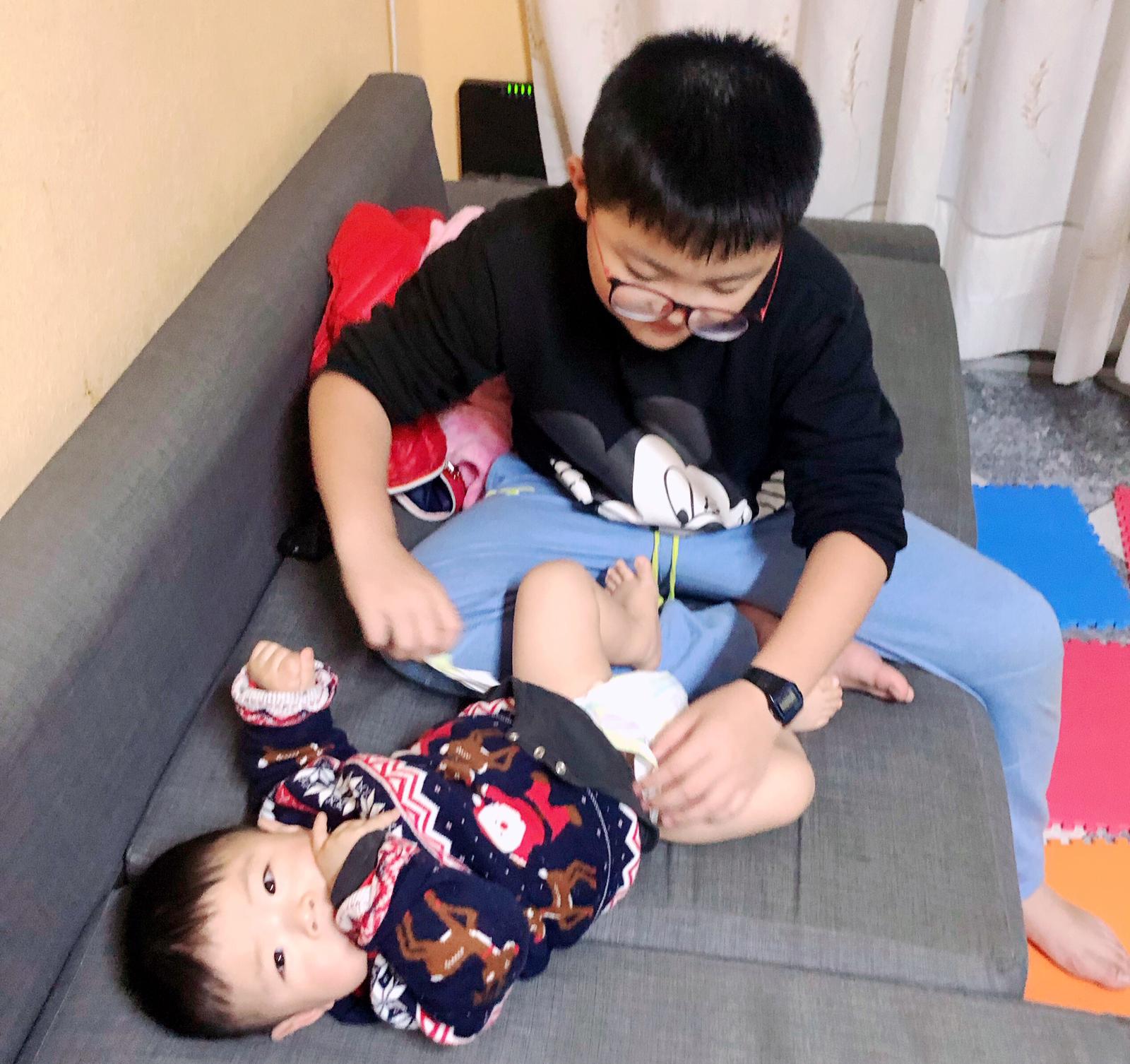 Danni cambia el pañal.