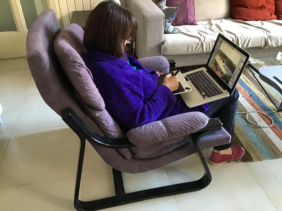 Bien pertrechada, móvil y portátil.