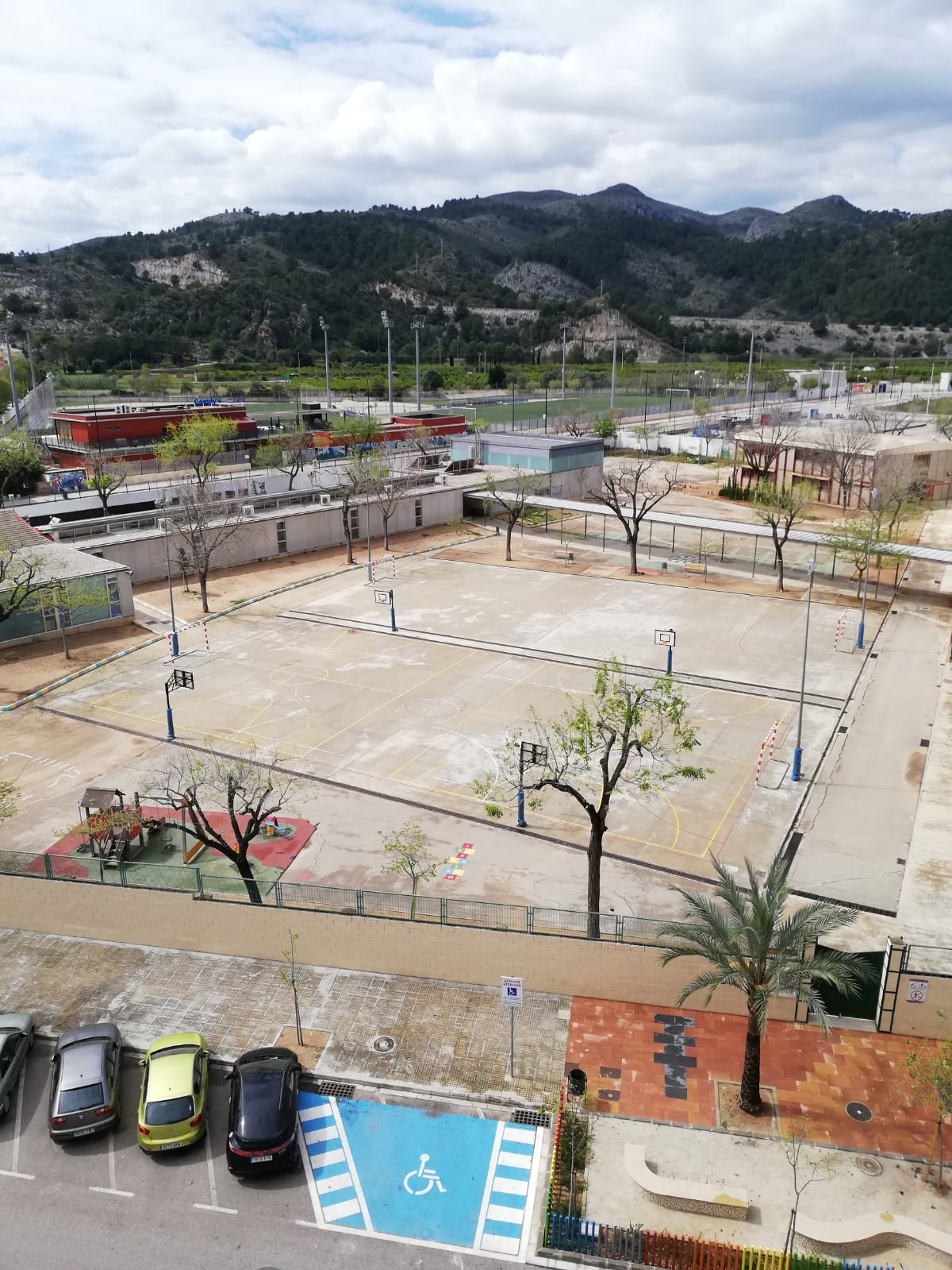 El patio llora la ausencia de alborotadores alumnos.
