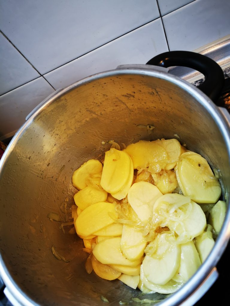 pochar patatas y cebolla
