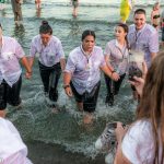 Baño en agua bendita en la Playa de El Palo 1