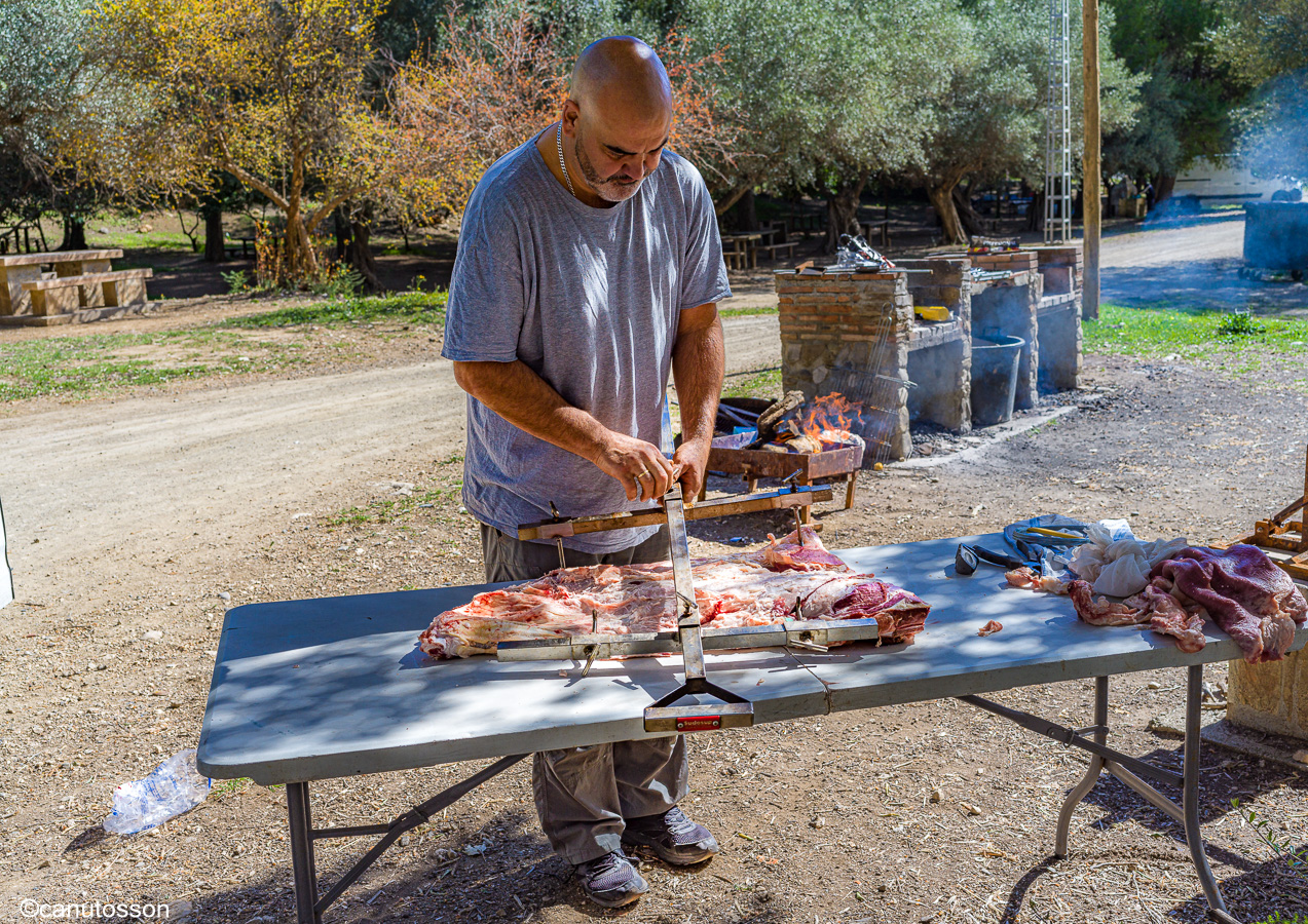 Preparando el costillar vacuno a la cruz.