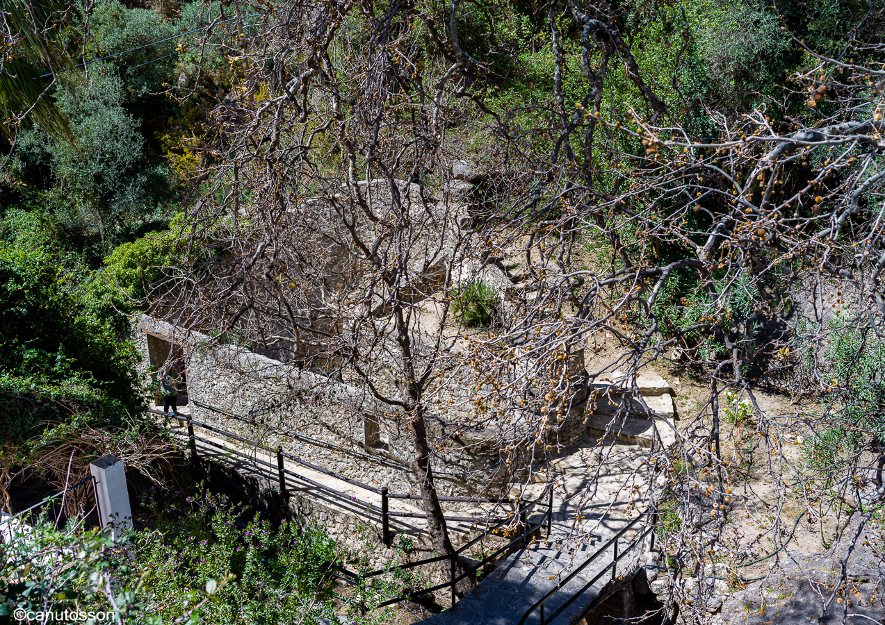 Baños de Vilo, en su interior se encuentra la poza de brocal esculpido.