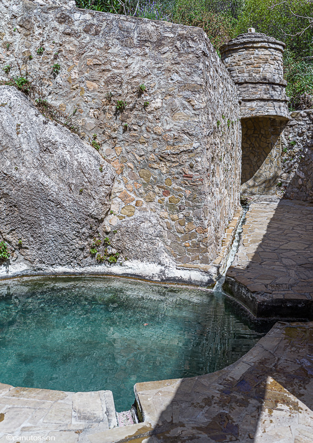 Poza de los Baños de Vilo alimentada por la aportación de aguas nitrogenadas, sulfhídricas y magnésicas-cálcicas
