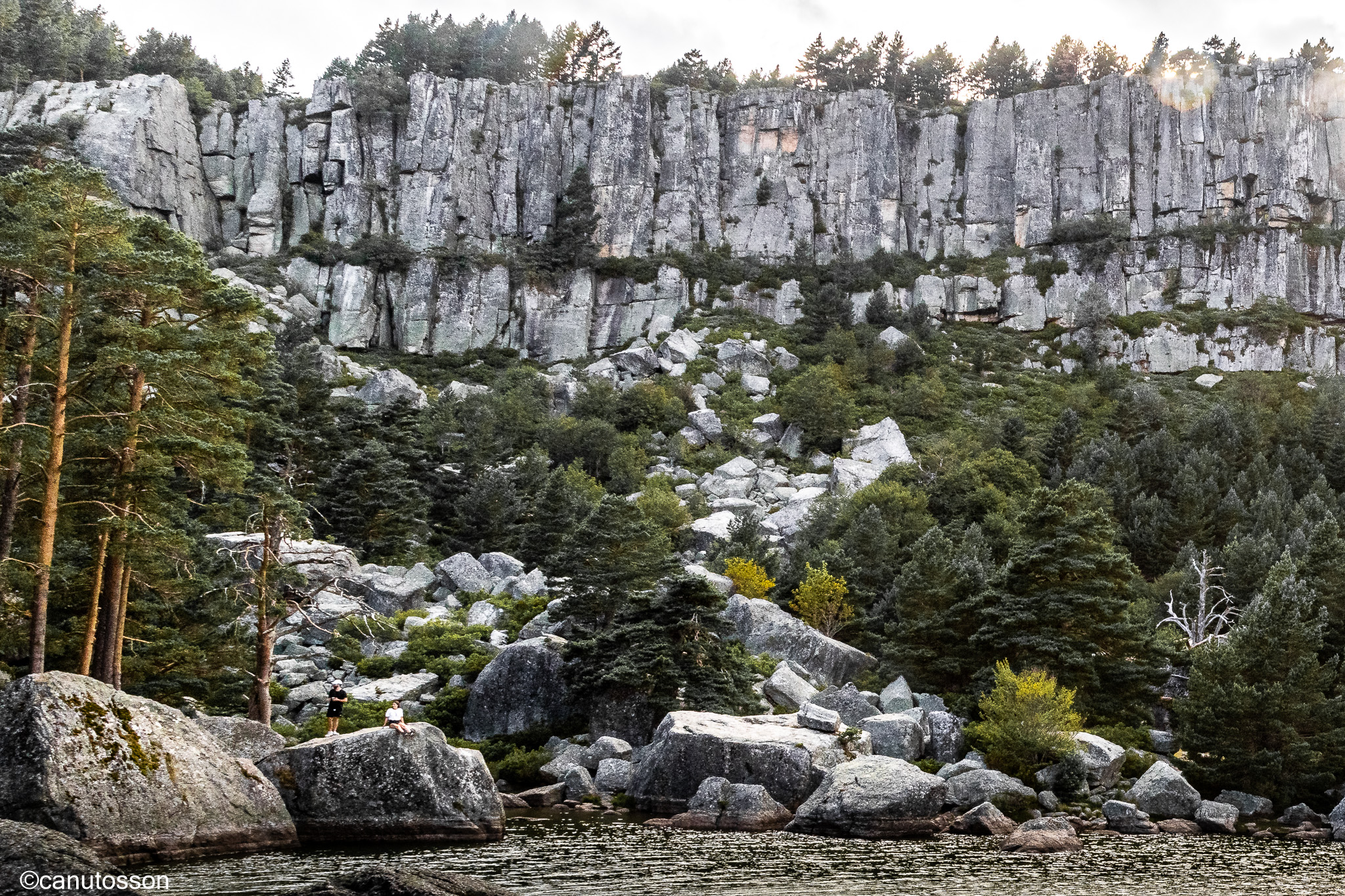 Desprendimientos de grandes rocas por la erosión durante los periódicos deshielos.