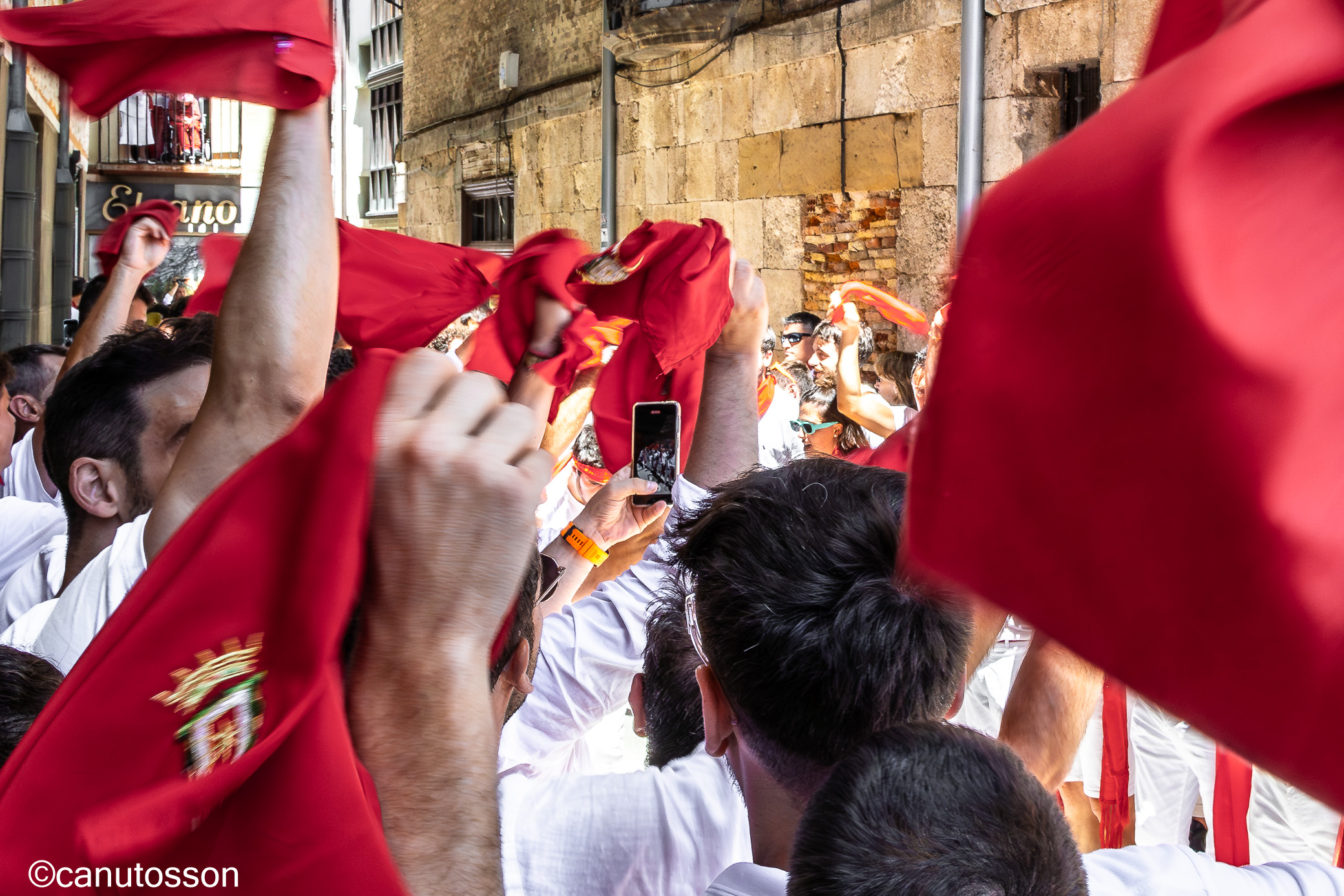 En medio de la alegría.