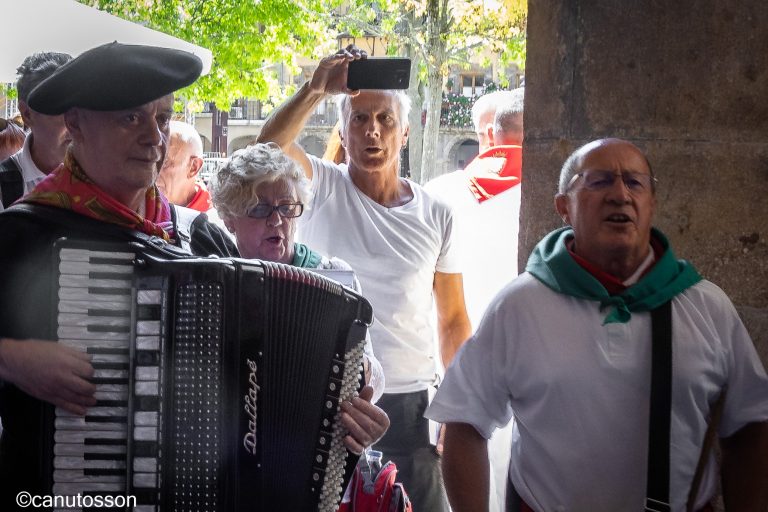 También canta el acordeón
