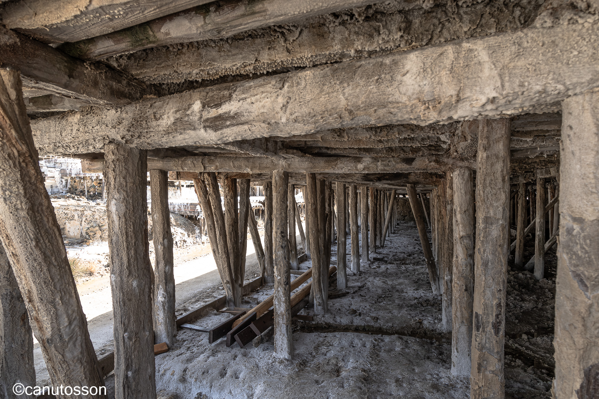 Entramados de madera que sostienen las granjas o eras en las que se obtiene la sal por evaporación de la salmuera.