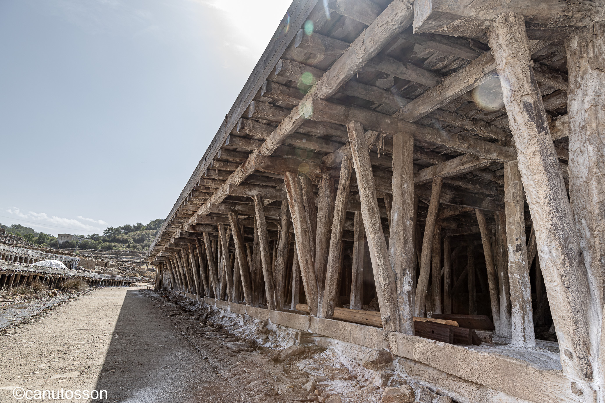 Entramados de madera que sostienen las granjas o eras en las que se obtiene la sal por evaporación de la salmuera.