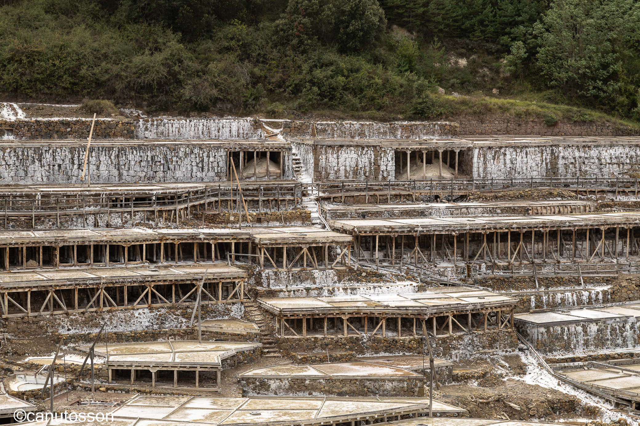 Detalle de las eras en produción en las Salinas de Añana