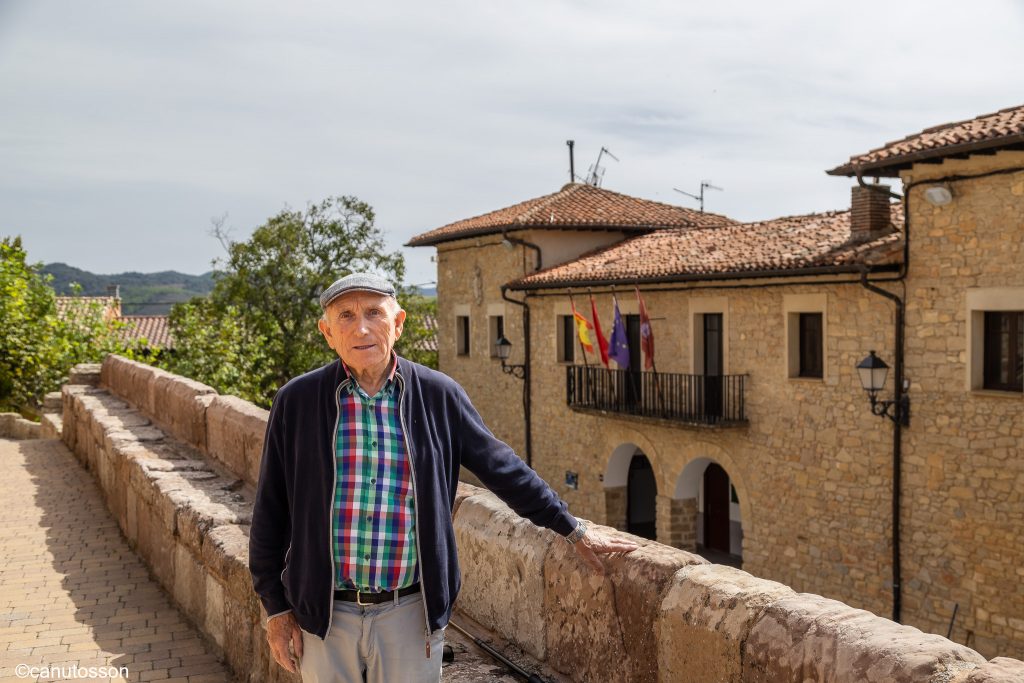 Jesús Cayetano frente al ayuntamiento de Torralba del Río.