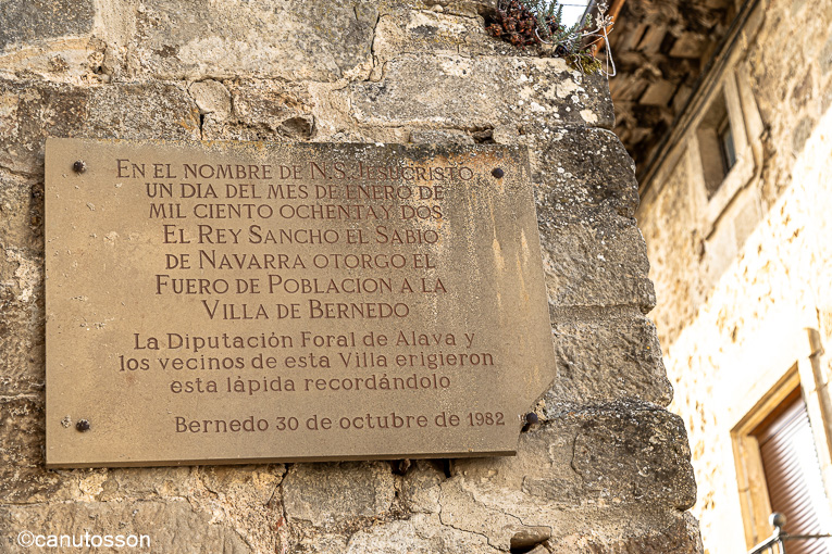 Bernedo, lápida a la entrada de la calle Mayor.