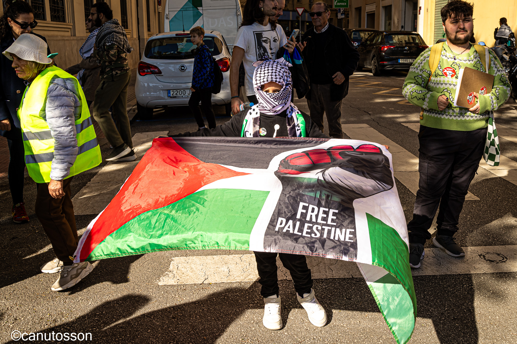 Joven mostrando bandera Palestina