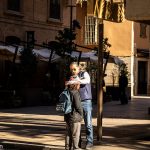 Padre colocándole a su hija la kufiya palestina