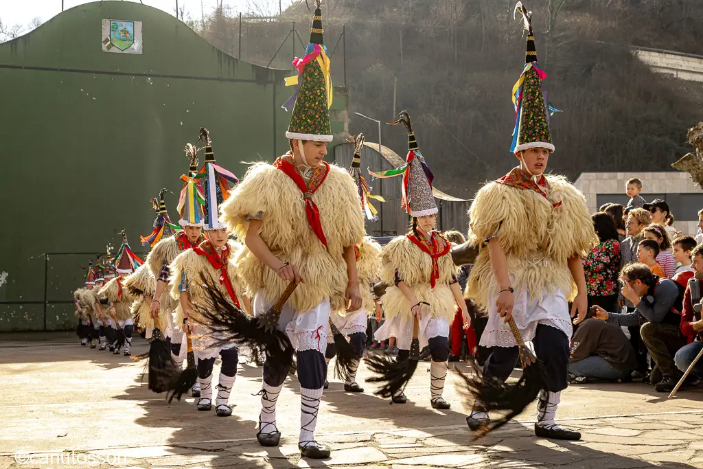 Los Jualdunak txikis de Ituren en el día de los niños y jóvenes.