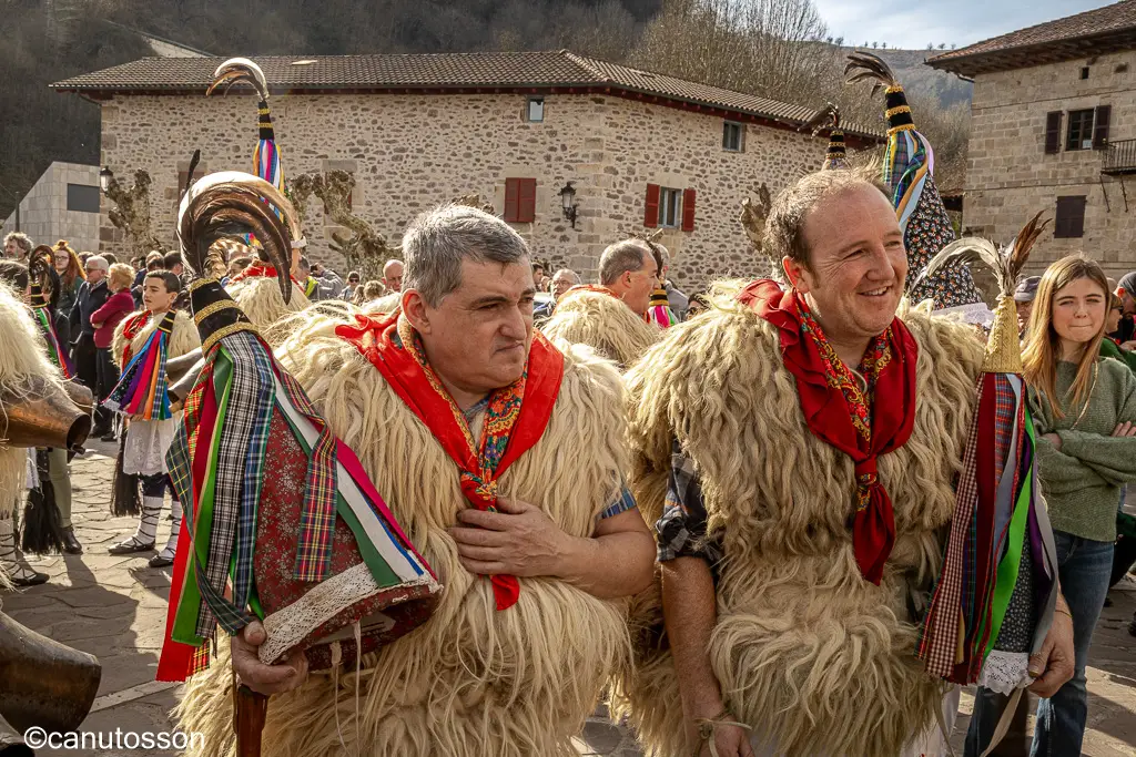 Joaldunal de Ituren a la espera de comenzar el desfile.