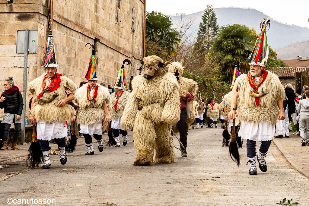 Carnaval de Ituren, Navarra. Joaldunak (portadores de cencerros), Hartza, el oso con cabeza de carnero y su cuidador Hartzazain entran en la plaza de Ituren al son de los cencerros.