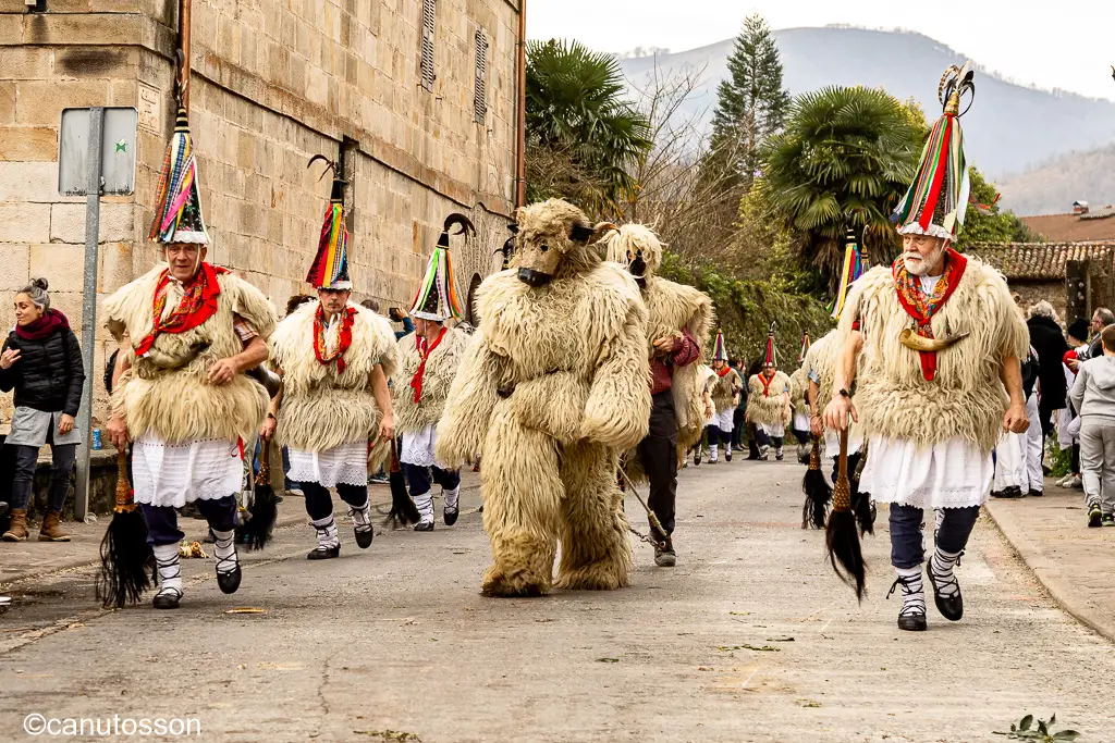 Los Joaldunak entrando en la plaza de Ituren.
