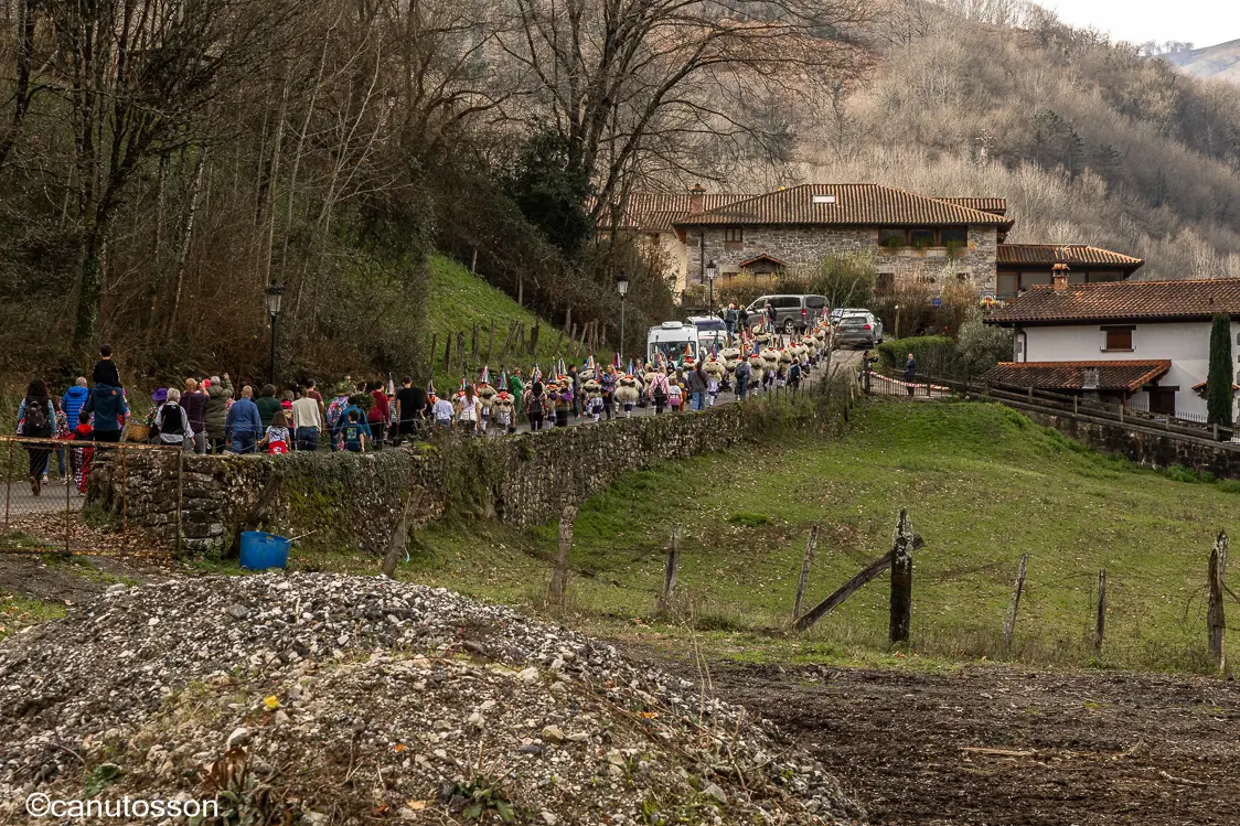 De camino a Latsaga, uno de los tres barrios de Ituren