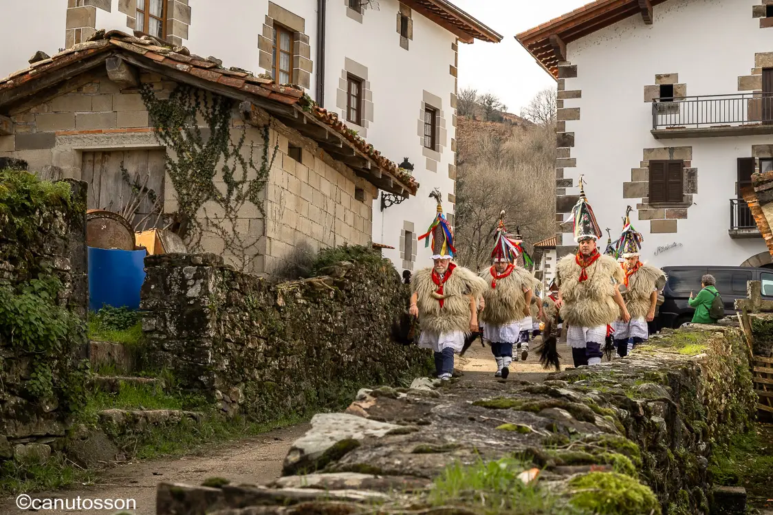 Volviendo a Ituren después de visitar los barrios de Latsaga y Aurtitz