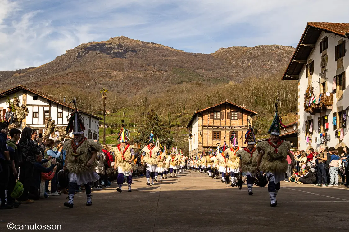 Los "Joaldunak" de Ituren abren con su desfile el comienzo de los carnavales.