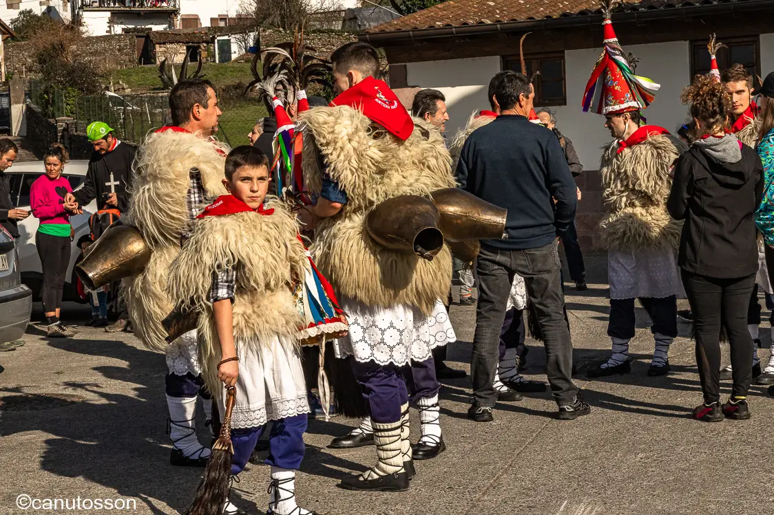 Los "Joaldunak" del barrio de Aurtitz esperando la llegada de los de Ituren.