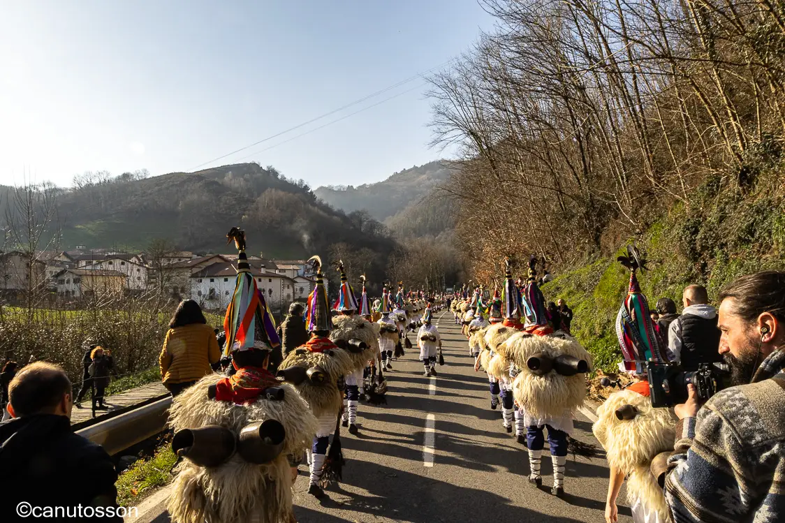 Los "Joaldunak" de Ituren y Zubieta una vez reunidos se dirigen a Zubieta.