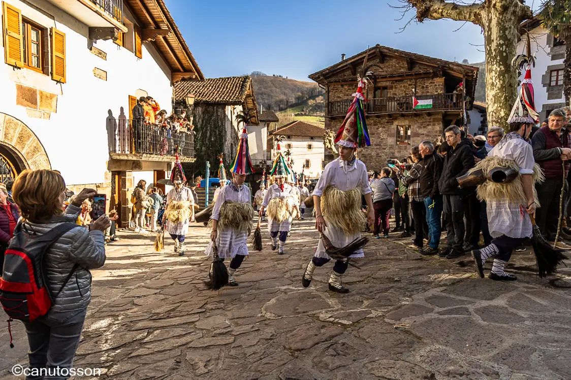 Llegada de los "Joaldunak" a Zubieta.