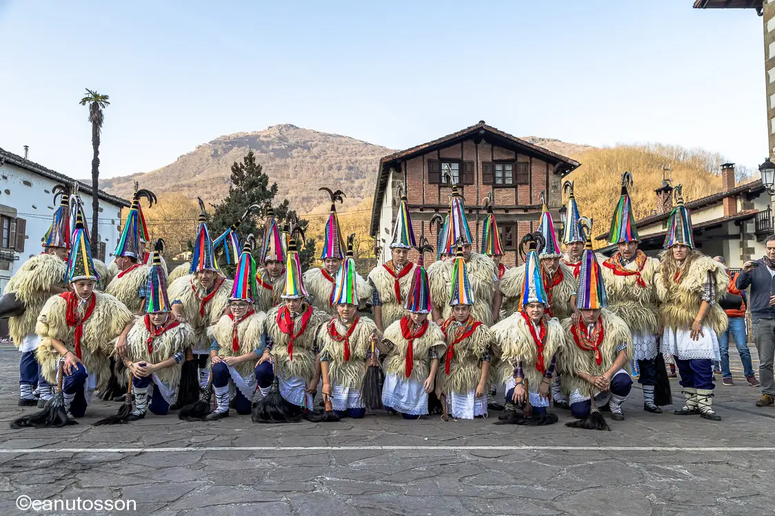 Foto de familia de los "Joaldunak de Ituren
