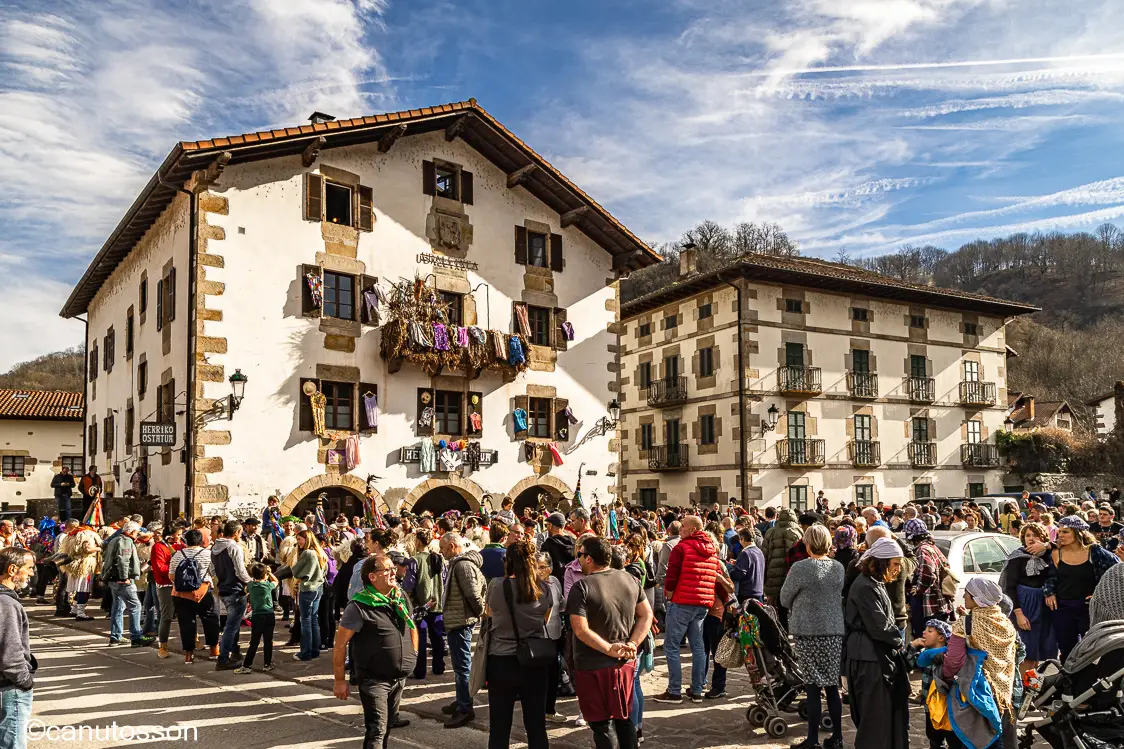 Ituren, plaza y ayuntamiento