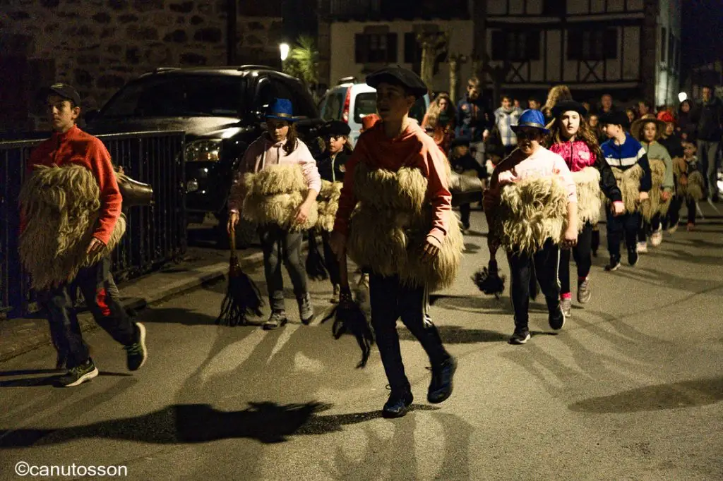 Desfile por el barrio de Latsaga en Ituren