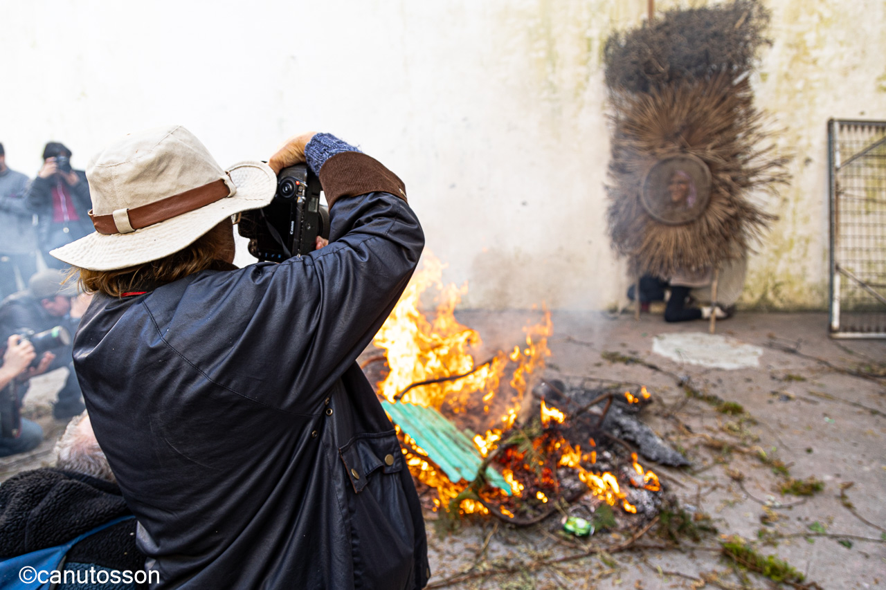 Cristina, fuego purificador y una representación de una "flor del sol" Eguzkilore.