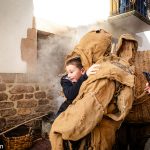 El niño no se asusta del herrero del Carnaval de Lantz.