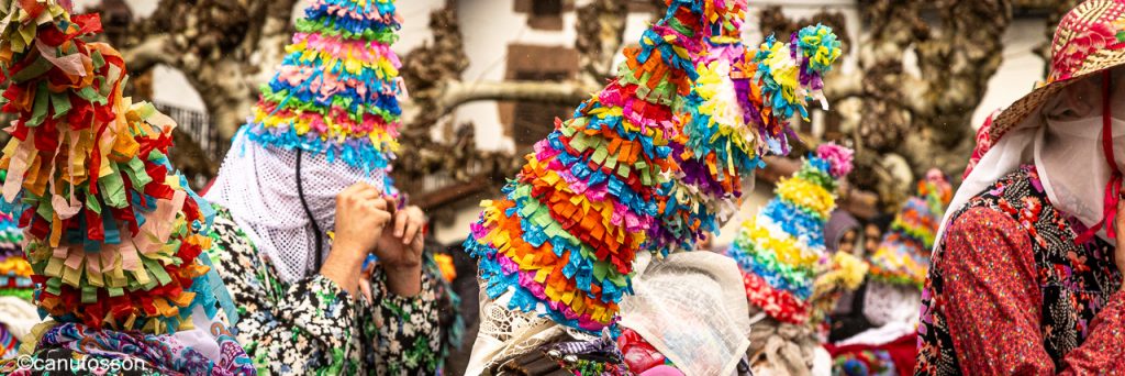 Txatxus, los vecinos disfrazados para capturar a Miel-Otxin