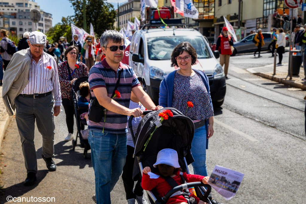 El clavel rojo signo de libertad, 1º Maio, Lisboa.