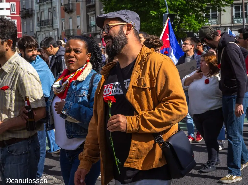 Manifestantes de diferentes etnias.