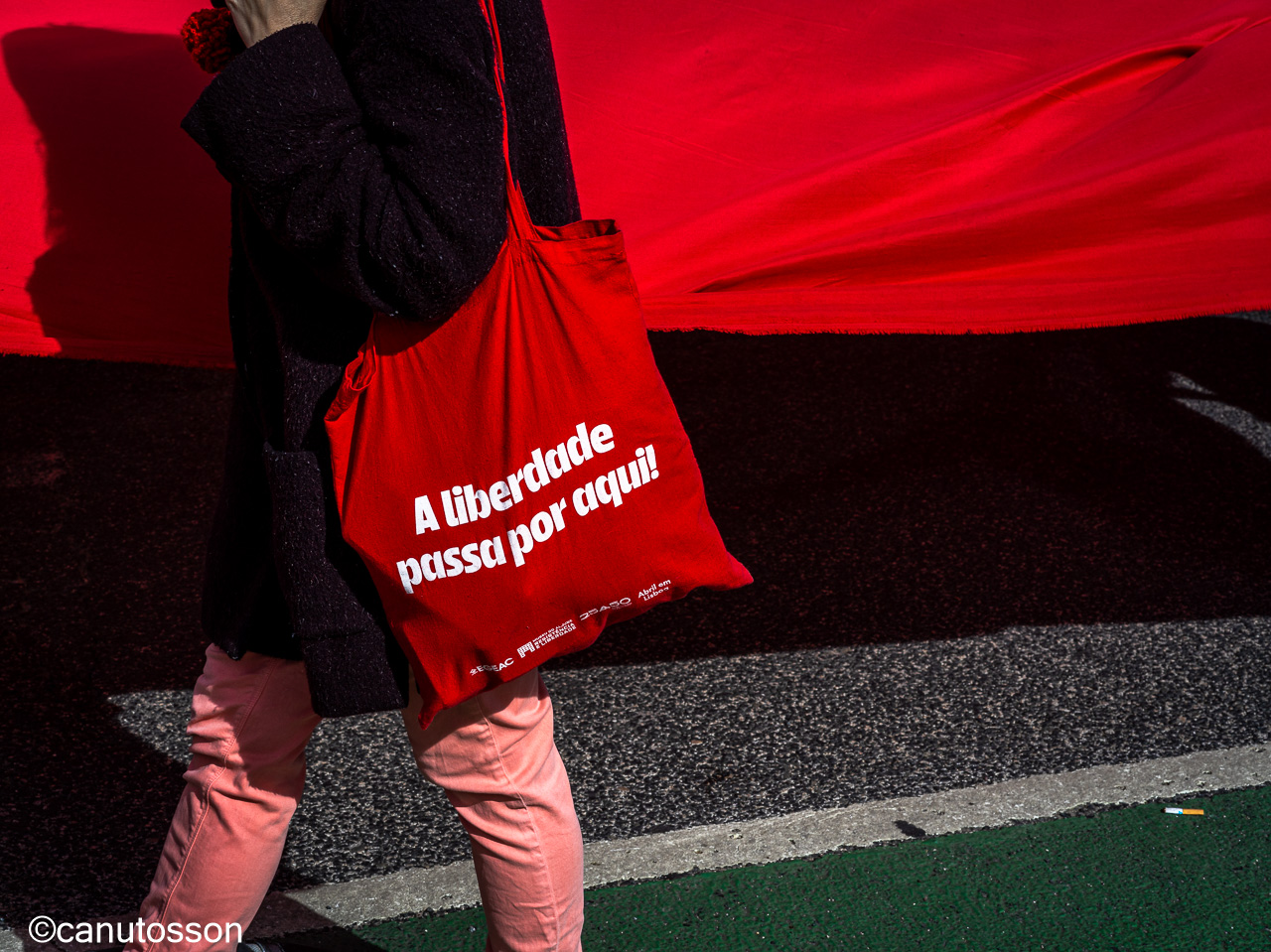 A liberdade passa por aqui.