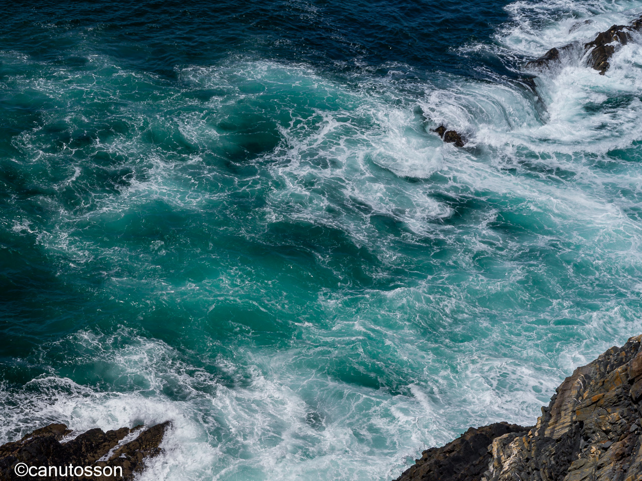 El constante batir de la olas en el Cabo Sardão, Portugal.
