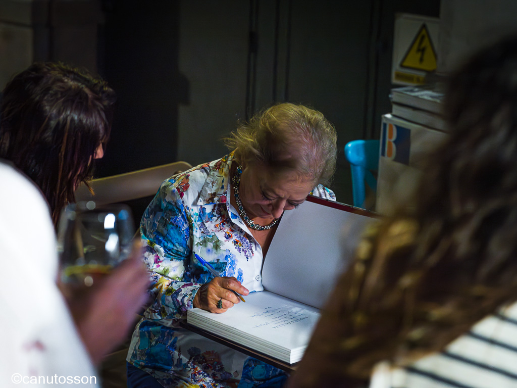 Cristina García Rodero firmando en plena calle la reedición de "España oculta"