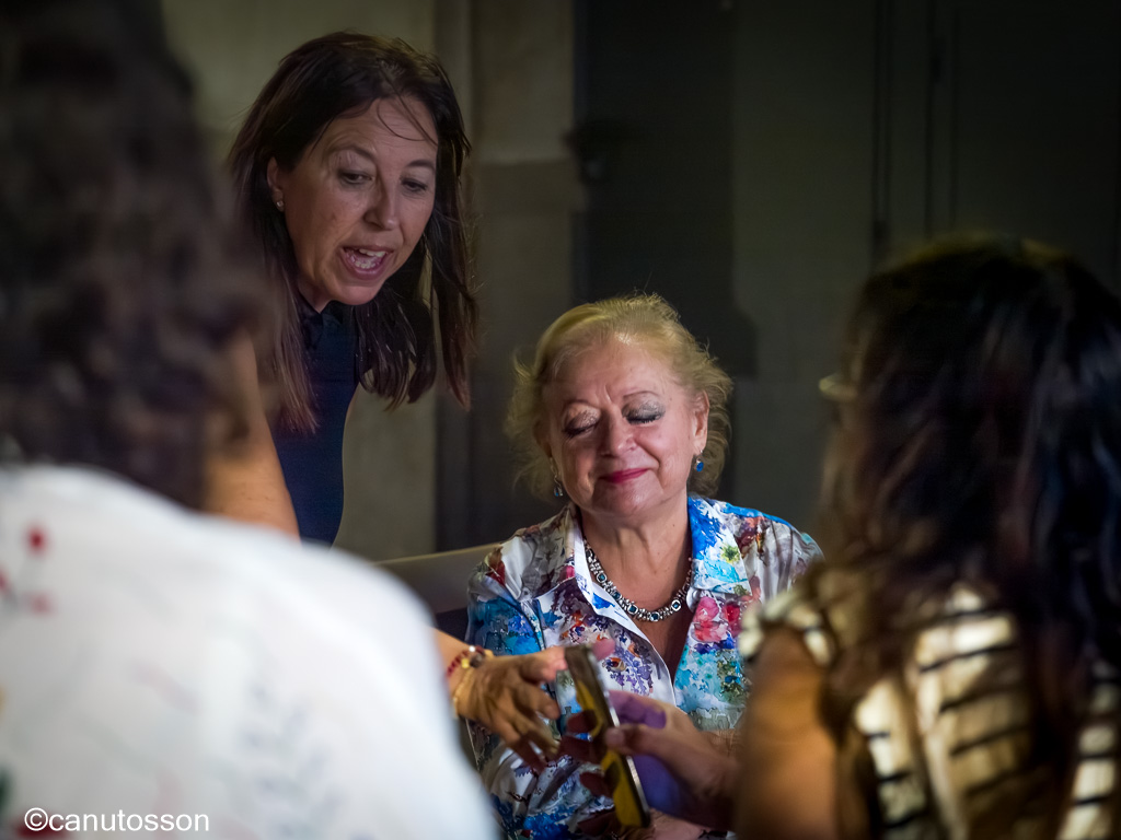 Cristina García Rodero firmando su reeditado "España oculta"