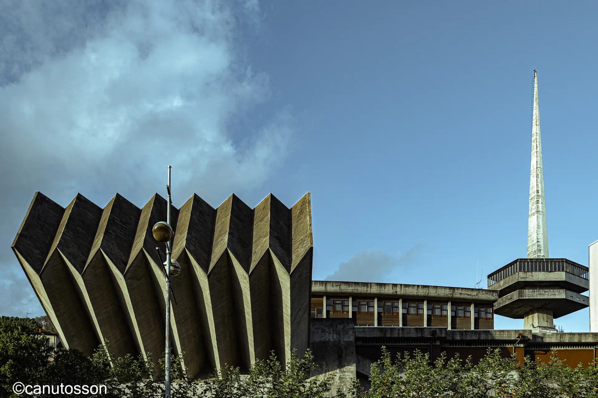 Escuela Náutica Blas de Lezo, en Pasaia. Obra de los arquitectos Luis Laorga y José López Zanón (1968).