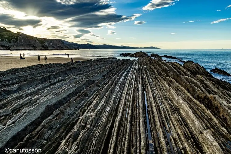 Flysch de Zumaia en la playa de Itzurun.